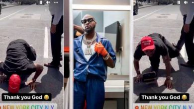 Photo of Fans React As Davido Kisses The Ground Of New York City